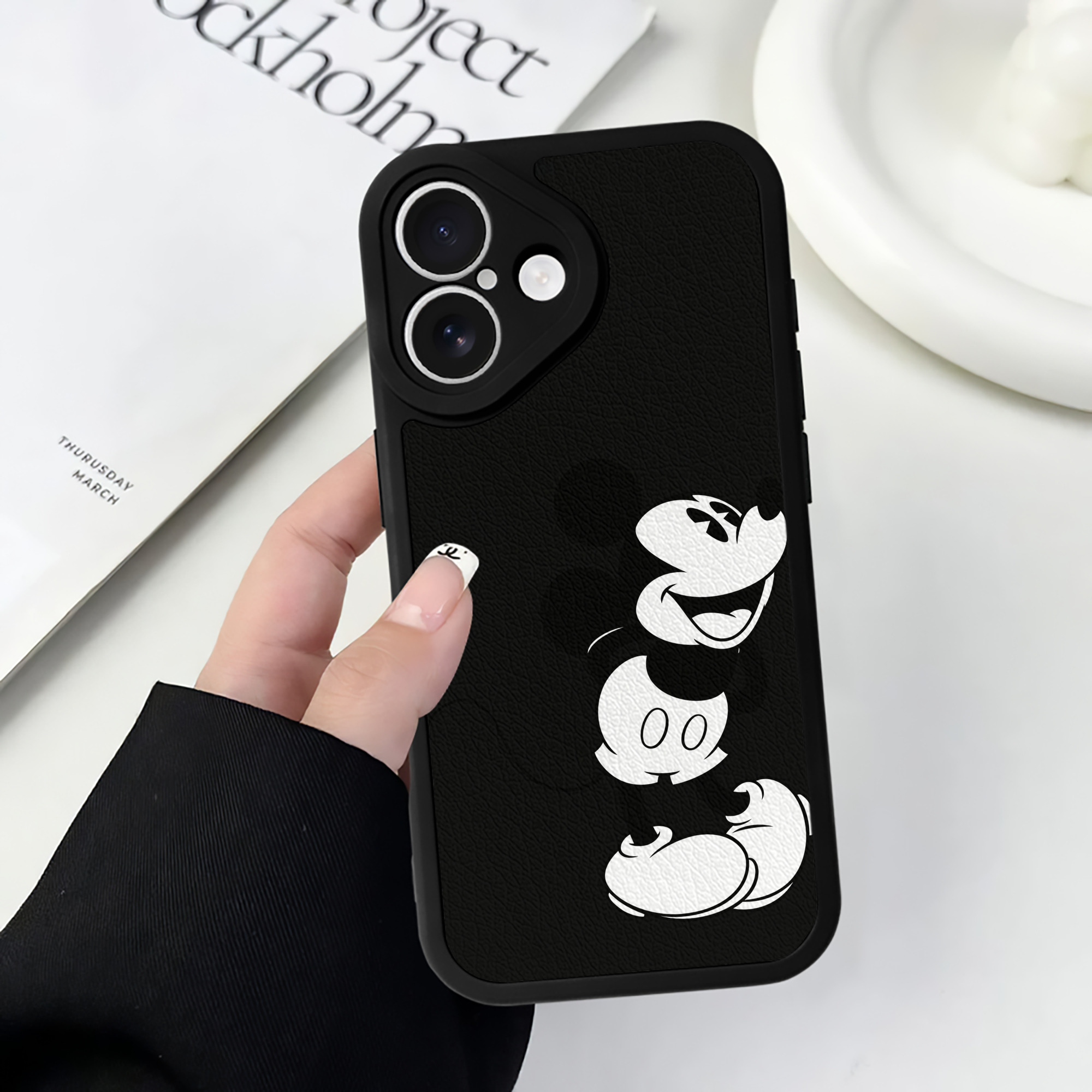 （画像用） ミッキーマウス Mickey Mouse 【iPhone 16シリーズ対応】シリコンスマホケース（レザー調） 材質：シリコン